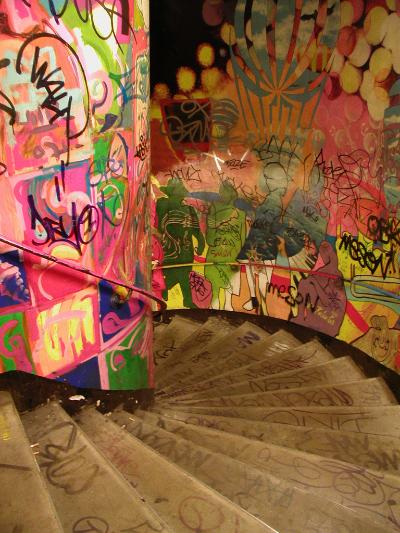 http://whygo-eur.s3.amazonaws.com/www.parislogue.com/files/2009/02/abbesses2.jpg