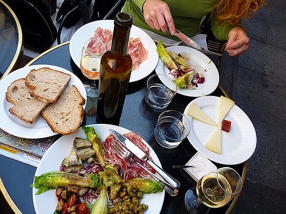 7) da Rosa in the Latin Quarter is a tiny Spanish épicerie and deli which offers Spanish hams and cheese, simple salads, and a handpicked selection wines from Spain, France and Italy. On a sunny day, try to grab a table on the terrace, and after your meal don't forget to check out the intriguing selection of wine, vinegars, condiments and spices for sale. Address: 62, rue de Seine 75006 Paris